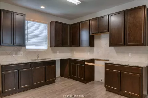 988 Crossing Dr, Bryan, TX 77803 photo 7