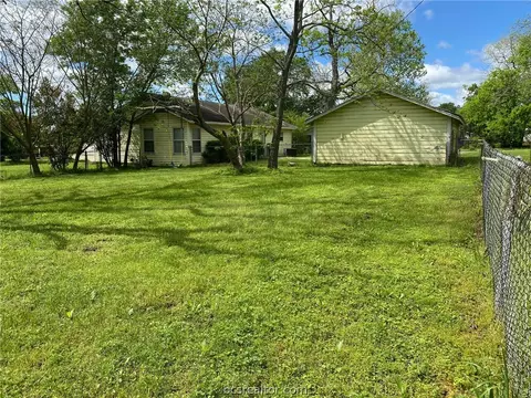302 E Morgan St, Franklin, TX 77856 photo 6