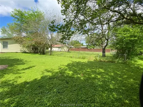 302 E Morgan St, Franklin, TX 77856 photo 4