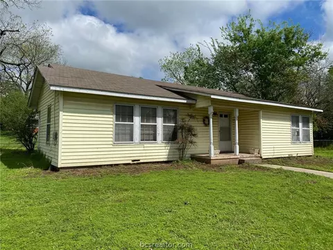 302 E Morgan St, Franklin, TX 77856 photo 1