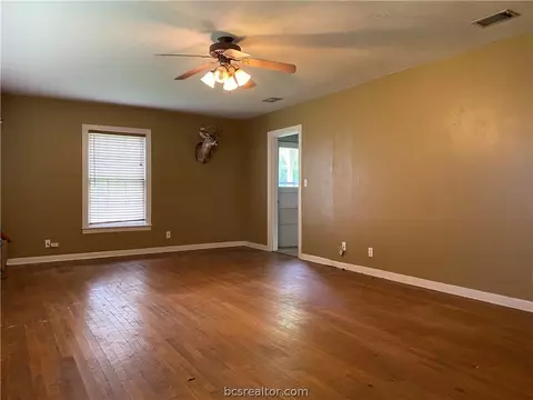 302 E Morgan St, Franklin, TX 77856 photo 2