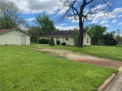 302 E Morgan St, Franklin, TX 77856 photo 5