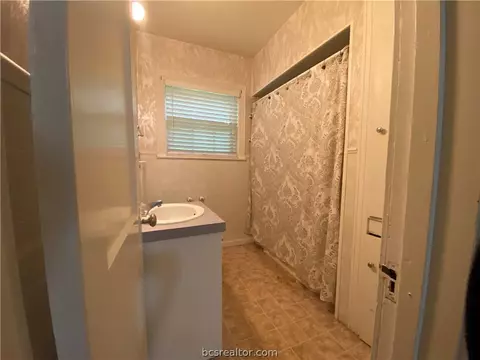 302 E Morgan St, Franklin, TX 77856 photo 3