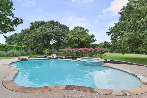 5802 Easterling Dr, Bryan, TX 77808 photo 2