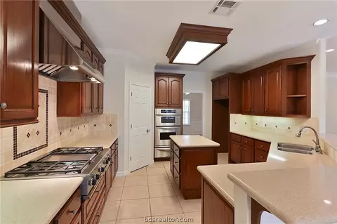 5802 Easterling Dr, Bryan, TX 77808 photo 4