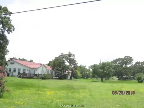 805 E Wharton St, Calvert, TX 77837 photo 3