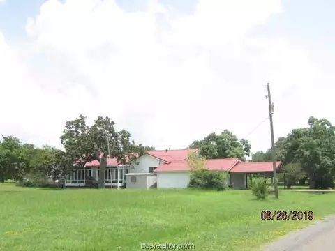 805 E Wharton St, Calvert, TX 77837 photo 2