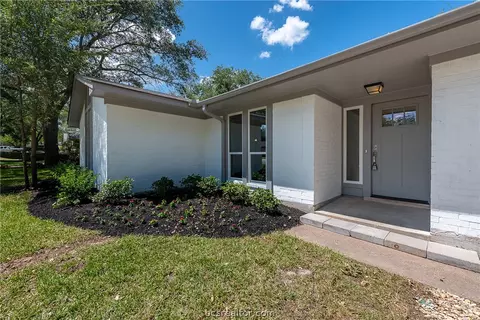 2811 Hillside Dr, Bryan, TX 77802 photo 2