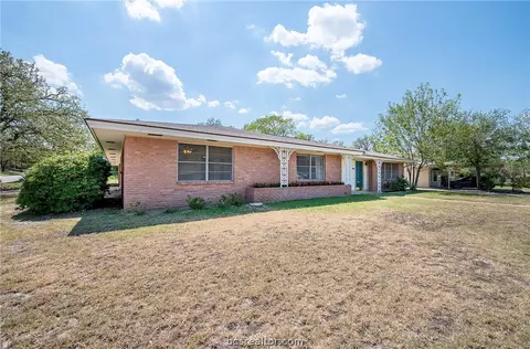 2318 Wayside Dr, Bryan, TX 77802 photo 2