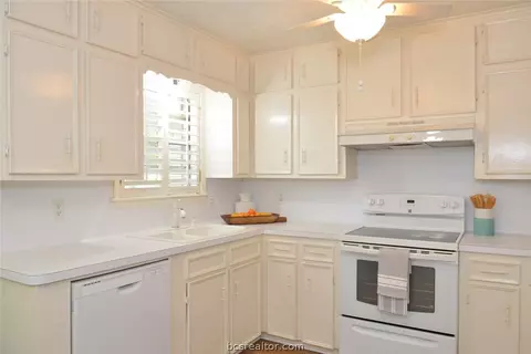 2107 Hillside, Bryan, TX 77802 photo 10