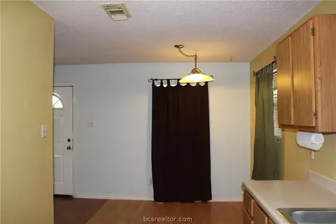 906 Travis St, Bryan, TX 77803 photo 4