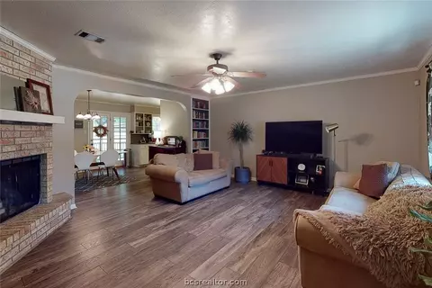 904 Cedar Cir, Bryan, TX 77803 photo 4