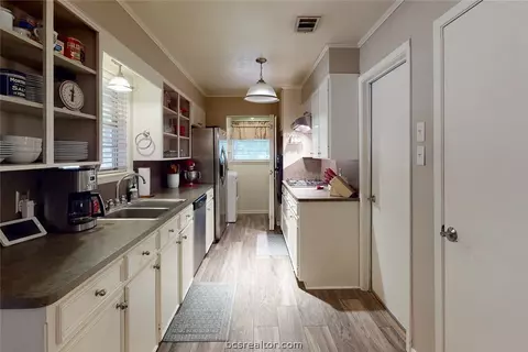 904 Cedar Cir, Bryan, TX 77803 photo 8