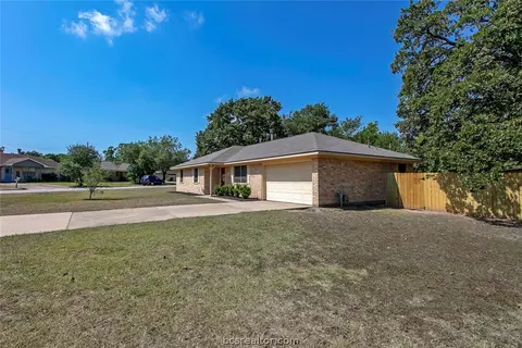 904 Cedar Cir, Bryan, TX 77803 photo 2