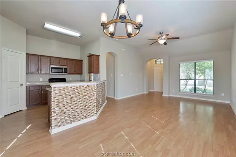 2004 Spring Leaf Ct, Bryan, TX 77807 photo 4