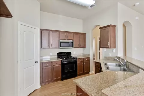 2004 Spring Leaf Ct, Bryan, TX 77807 photo 5