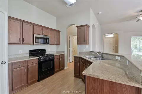 2004 Spring Leaf Ct, Bryan, TX 77807 photo 6