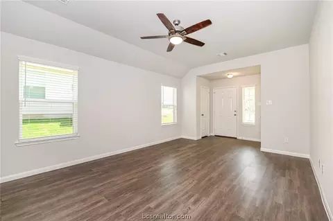 991 Crossing Dr, Bryan, TX 77803 photo 5