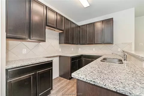 991 Crossing Dr, Bryan, TX 77803 photo 10