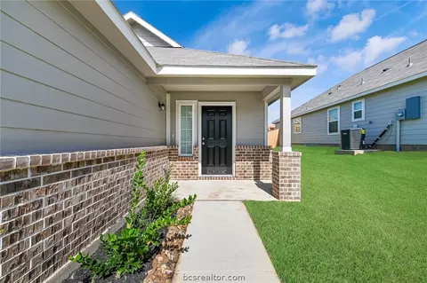991 Crossing Dr, Bryan, TX 77803 photo 4