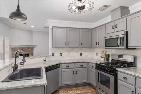 6202 Trellick Ct, Bryan, TX 77802 photo 2