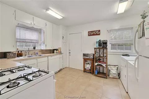 1016 E 23 St, Bryan, TX 77803 photo 2