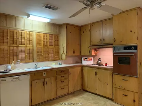 315 Tee Dr, Bryan, TX 77801 photo 8