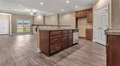 2005 Reagan Ct, Bryan, TX 77802 photo 3