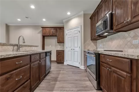 2005 Reagan Ct, Bryan, TX 77802 photo 4