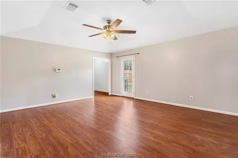 2706 Echo Glen Cir, Bryan, TX 77803 photo 6