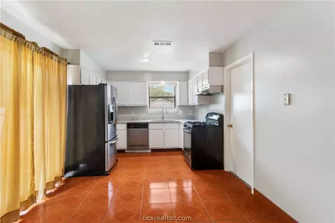 2706 Echo Glen Cir, Bryan, TX 77803 photo 8
