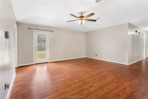 2706 Echo Glen Cir, Bryan, TX 77803 photo 4