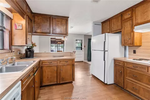 2910 Hillside Dr, Bryan, TX 77802 photo 12