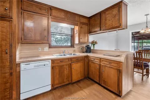 2910 Hillside Dr, Bryan, TX 77802 photo 11