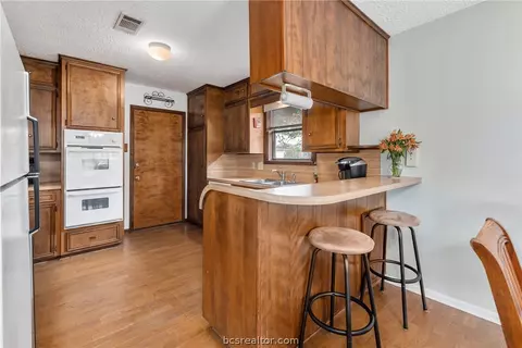 2910 Hillside Dr, Bryan, TX 77802 photo 9