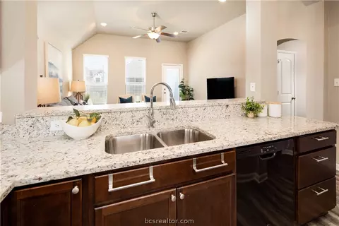 2015 Dumfries Dr, Bryan, TX 77807 photo 6