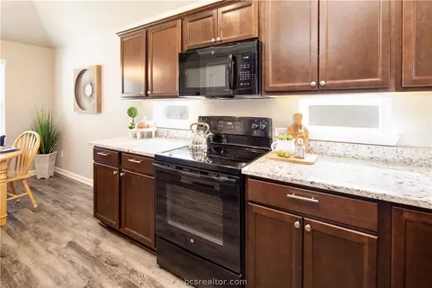 2015 Dumfries Dr, Bryan, TX 77807 photo 8