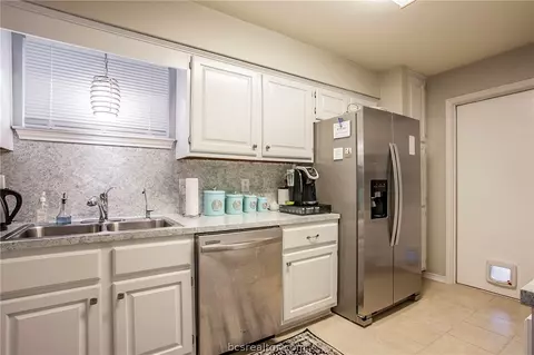 2905 Burning Tree Ct, Bryan, TX 77802 photo 6
