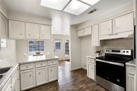 2100 Sharon Dr, Bryan, TX 77802 photo 11