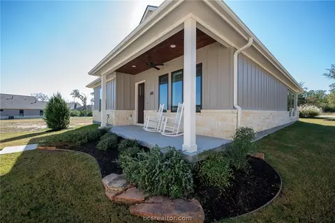 2842 Memory Ln, Bryan, TX 77807 photo 2