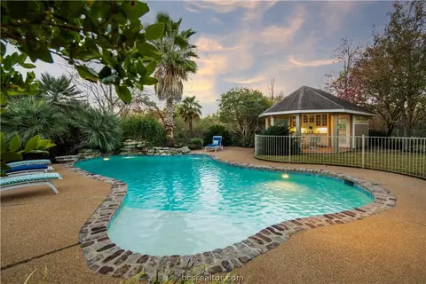 4304 Birchcrest Ln, Bryan, TX 77802 photo 2
