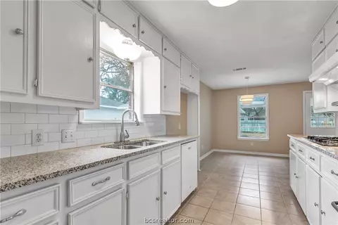 3811 Holly Dr, Bryan, TX 77802 photo 10