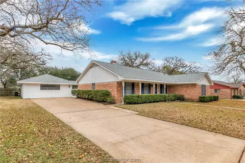 3811 Holly Dr, Bryan, TX 77802 photo 2