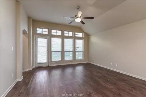 2029 Stubbs Dr, Bryan, TX 77807 photo 2