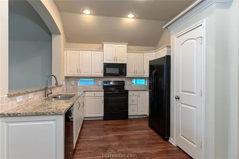2029 Stubbs Dr, Bryan, TX 77807 photo 4