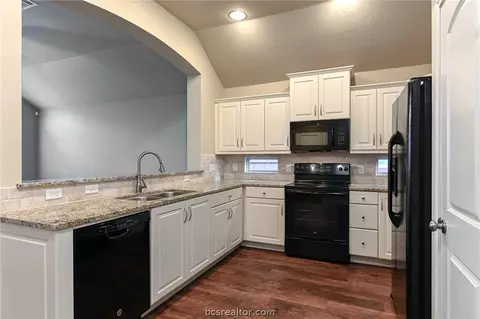 2029 Stubbs Dr, Bryan, TX 77807 photo 5