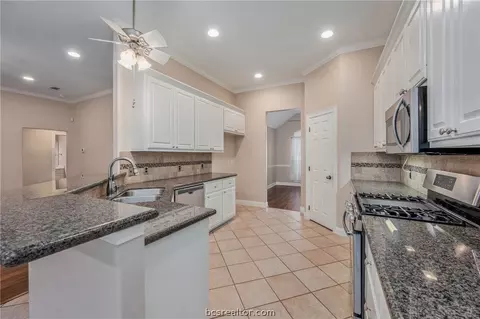 4900 Brompton Ln, Bryan, TX 77802 photo 9