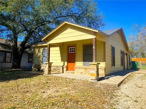 205 E Davis St, Hearne, TX 77859 photo 2