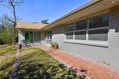 305 Brookside Dr E, Bryan, TX 77801 photo 4