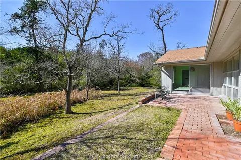 305 Brookside Dr E, Bryan, TX 77801 photo 5